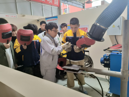 ?大國工匠進校園，一對一技能傳授 