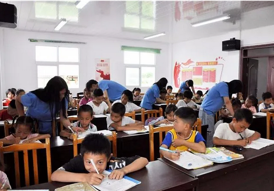 百里杜鵑：“三下鄉(xiāng)”七彩志愿隊(duì)助力示范村鄉(xiāng)村振興