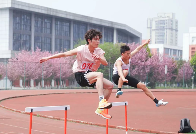 畢節(jié)工業(yè)職業(yè)技術(shù)學(xué)院第六屆田徑運(yùn)動(dòng)會(huì)圓滿(mǎn)落幕